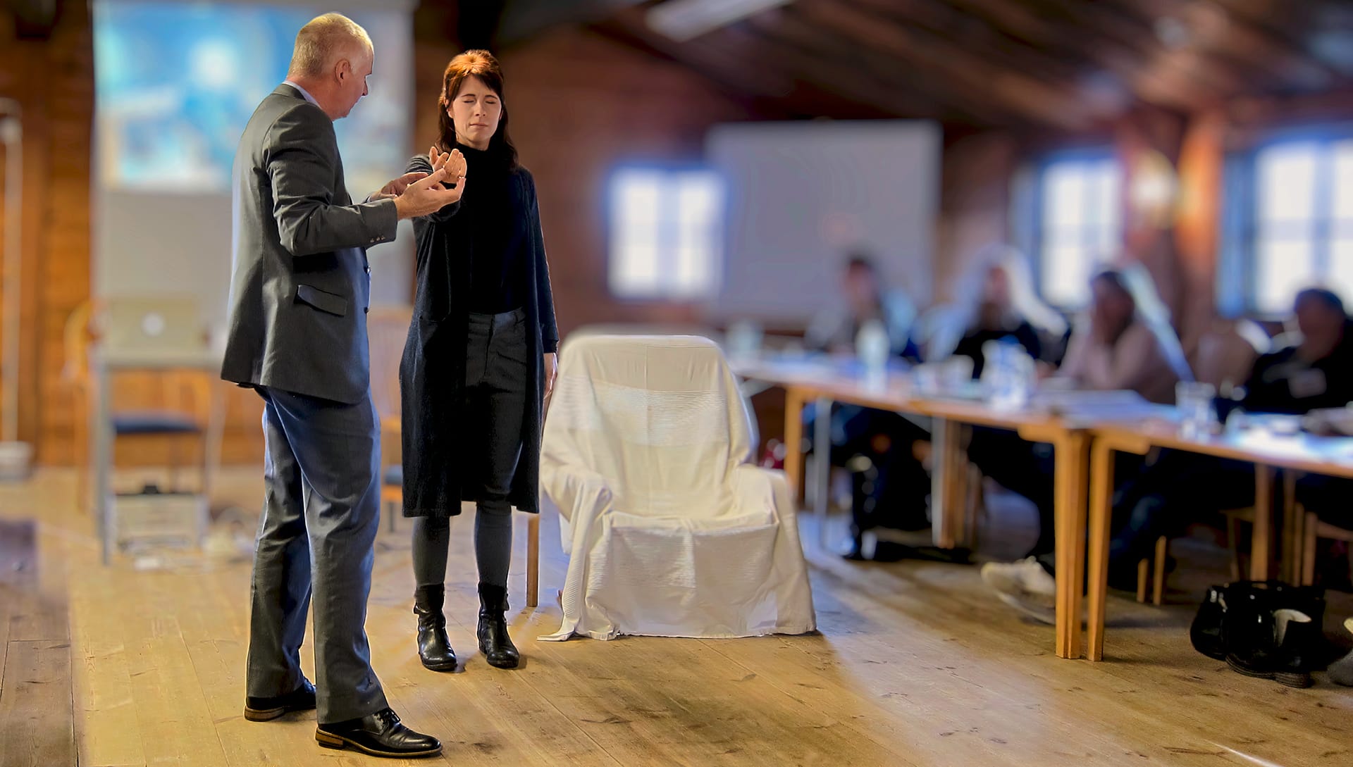 1080x600 Hypnos demonstration i klassrummet - Jack Johansen undervisar